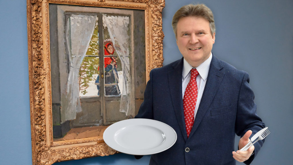 Ludwig wartet mit Teller und Besteck in Händen vor einem Monet Gemälde