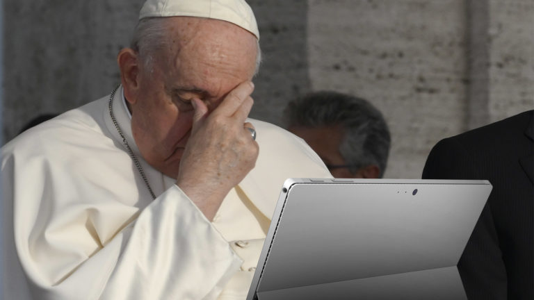 Papst schlägt die Hand vors Gesicht