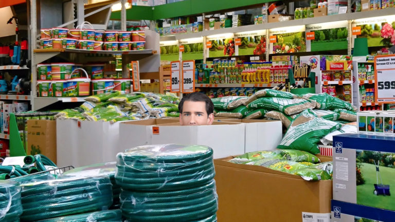Kurz schaut aus Box im Obi-Baumarkt raus