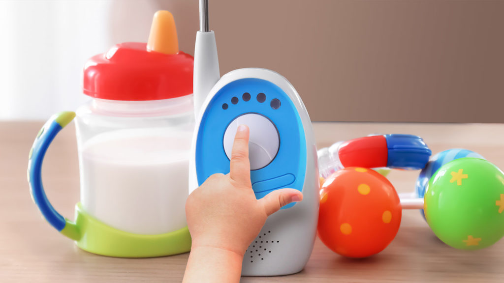 Babyhand dreht Babyfon ab