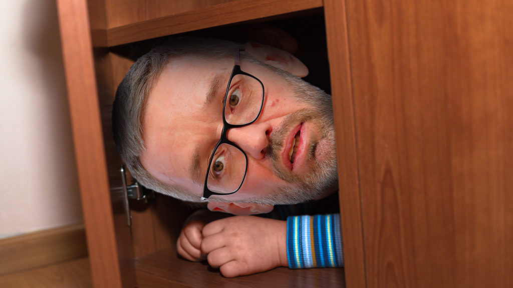Herbert Kickl versteckt sich in Schrank