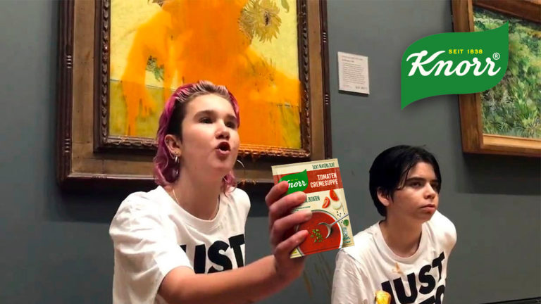 Klimaaktvisitinnen halten Knorr-Suppe