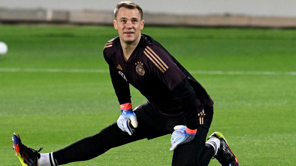 Manuel Neuer schaut schmerzverzehrt