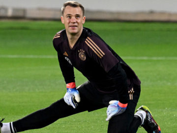 Manuel Neuer schaut schmerzverzehrt