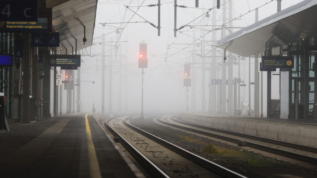 Leere Bahnsteige, Nebel