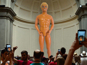 Ken in einem Museum