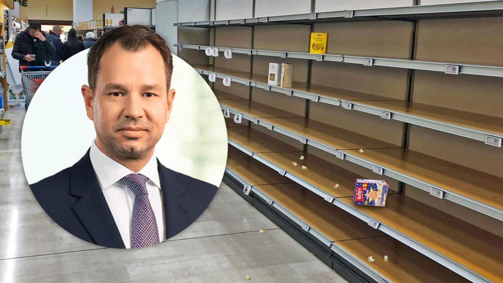 Leere Regale, daneben Thomas Schmid