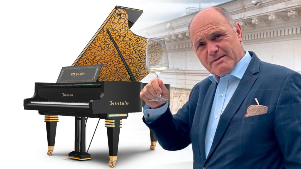 Sobotka vor goldenem Klavier