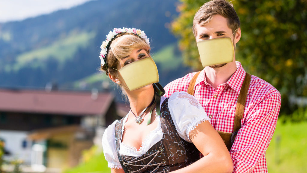 Tiroler Pärchen trägt Maske aus Bergkäse