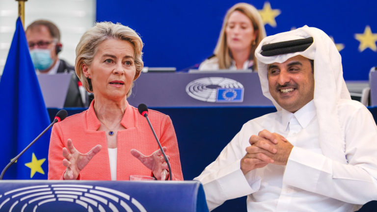 Von der Leyen neben Emir Al Thani