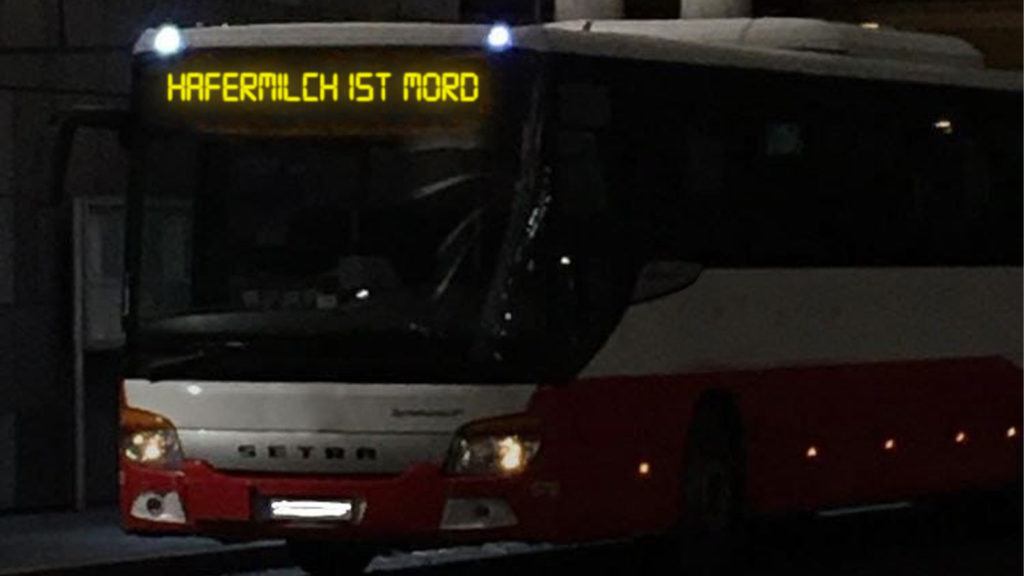 Bus mit "Hafermilch ist Mord" auf der Anzeige
