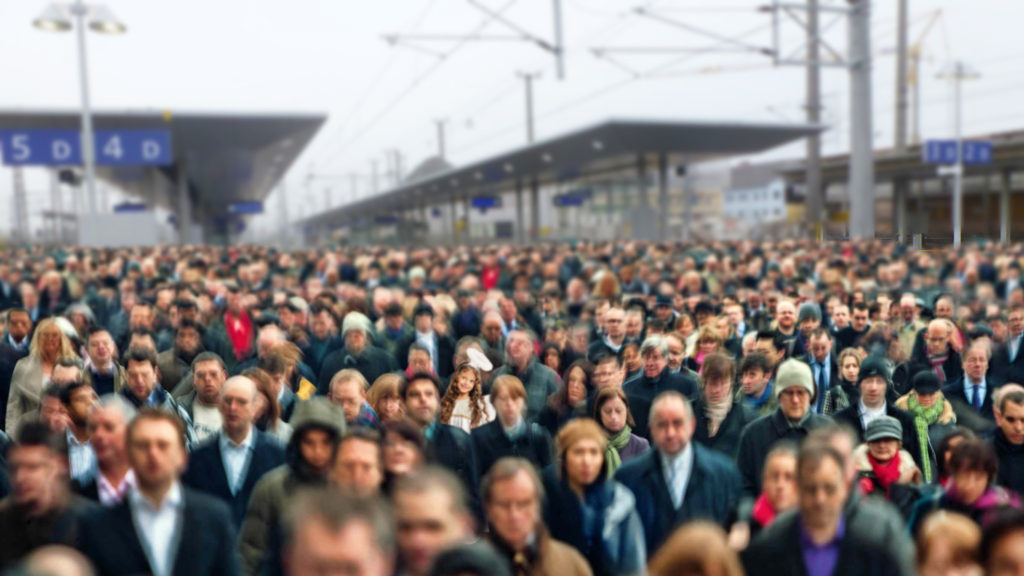 große Menschenmenge am Bahnhof Attnag-Puchheim