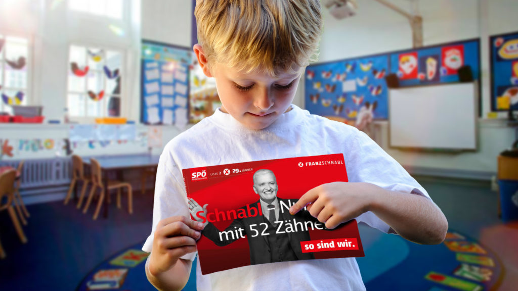 Kleiner Bub hält Fake SPÖ Wahlplakat hoch, dass er gezeichnet hat