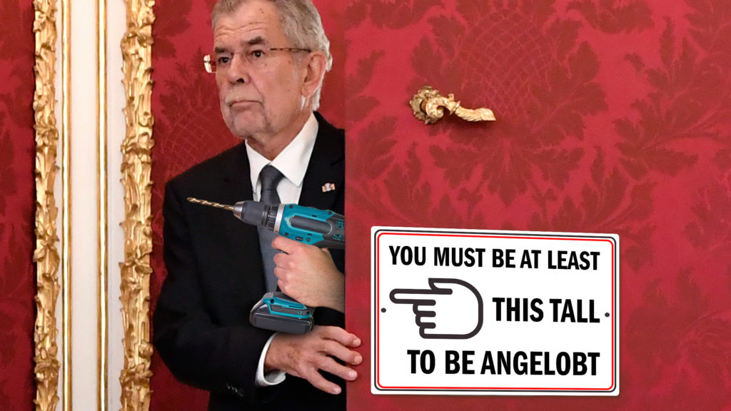 Van der Bellen montiert auf Hüfthöhe ein Schild mit der Aufschrift "Du musst so groß sein um angelobt zu werden"