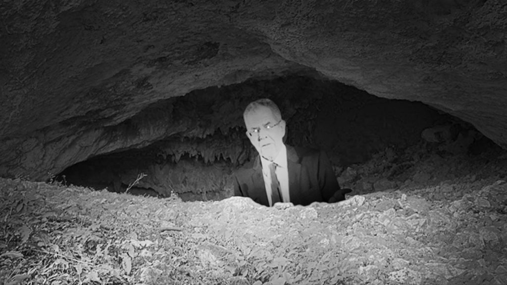 Wildcam: Van der Bellen schaut grantig aus einer Höhle