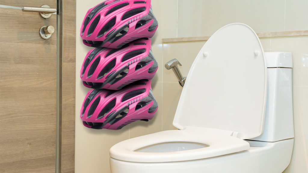 Fahrradhelme neben WC