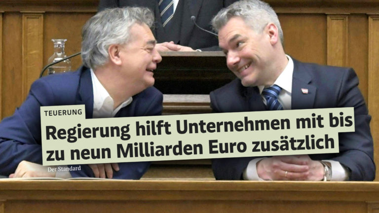 Kogler und Nehammer lächeln sich an, dazu Schlagzeile über Energiekostenzuschuss