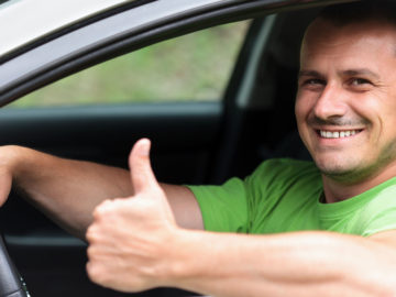 Autofahrer lächelt