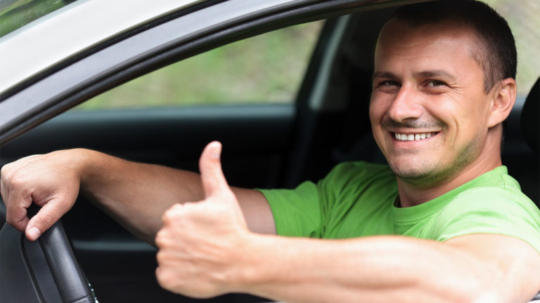 Autofahrer lächelt