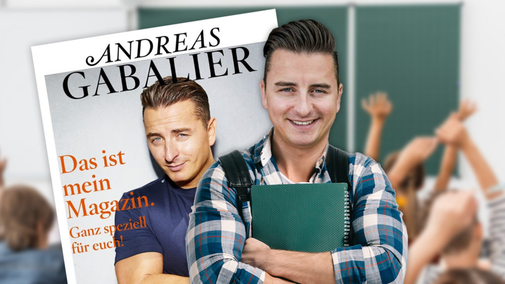 Gabalier mit Rucksack und Textbuch im Unterricht