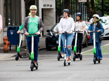 Mehrere Personen auf E-Scootern