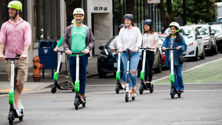 Mehrere Personen auf E-Scootern