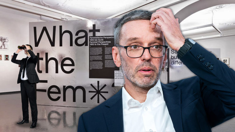Kickl steht verwirrt im Vulva Workshop, ein Mann hinter ihm hält ein Fernglas