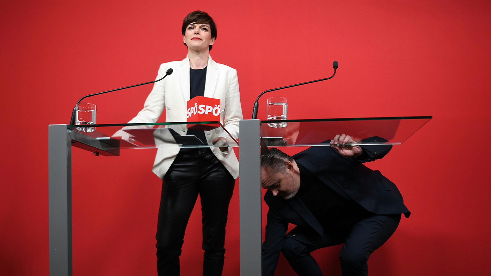 W-hrend-Vers-hnungs-Pressekonferenz-Doskozil-verknotet-Rendi-Wagners-Schuhb-nder
