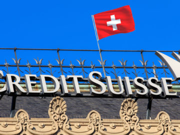 Credit Suisse Logo, darüber Schweizer Flagge