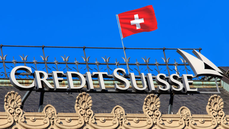 Credit Suisse Logo, darüber Schweizer Flagge