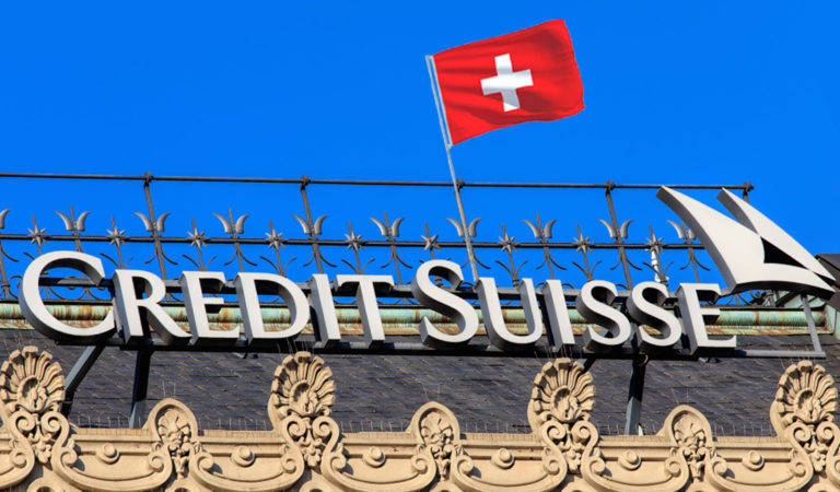 Credit Suisse Logo, darüber Schweizer Flagge
