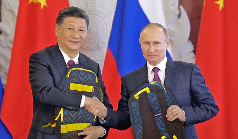 Xi und Putin halten einen Burton Rucksack und schütteln sich die Hände