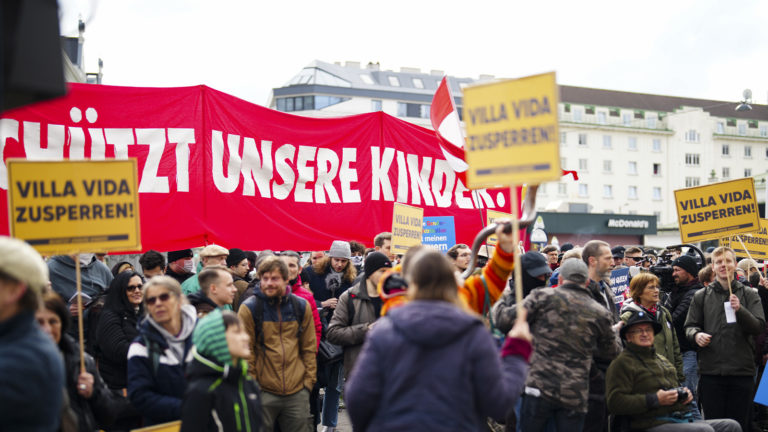 Demo gegen Kinderbuchlesung in Wien