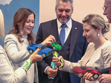 Nehammer, Raab, Plakolm, Karner und Tanner spielen mit Spielzeugautos