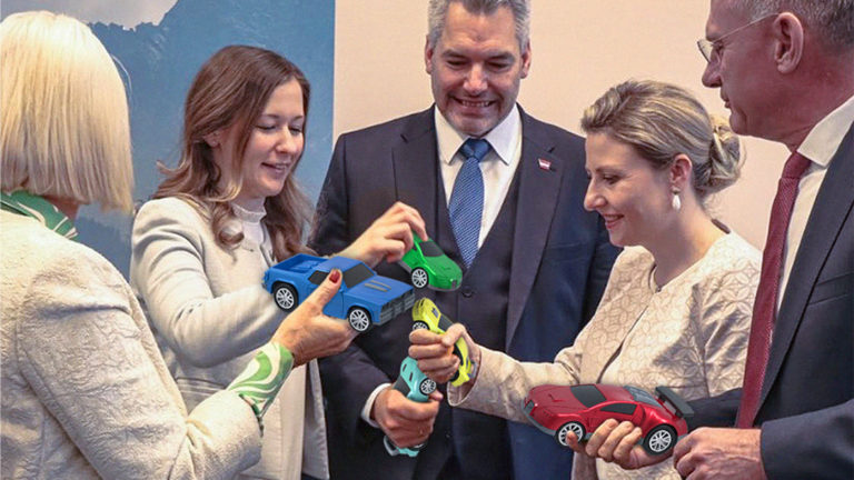 Nehammer, Raab, Plakolm, Karner und Tanner spielen mit Spielzeugautos