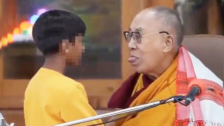 Der Dalai Lama mit einem jungen Buben