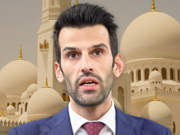 Udo Landbauer vor einem muslimischen Gebetshaus