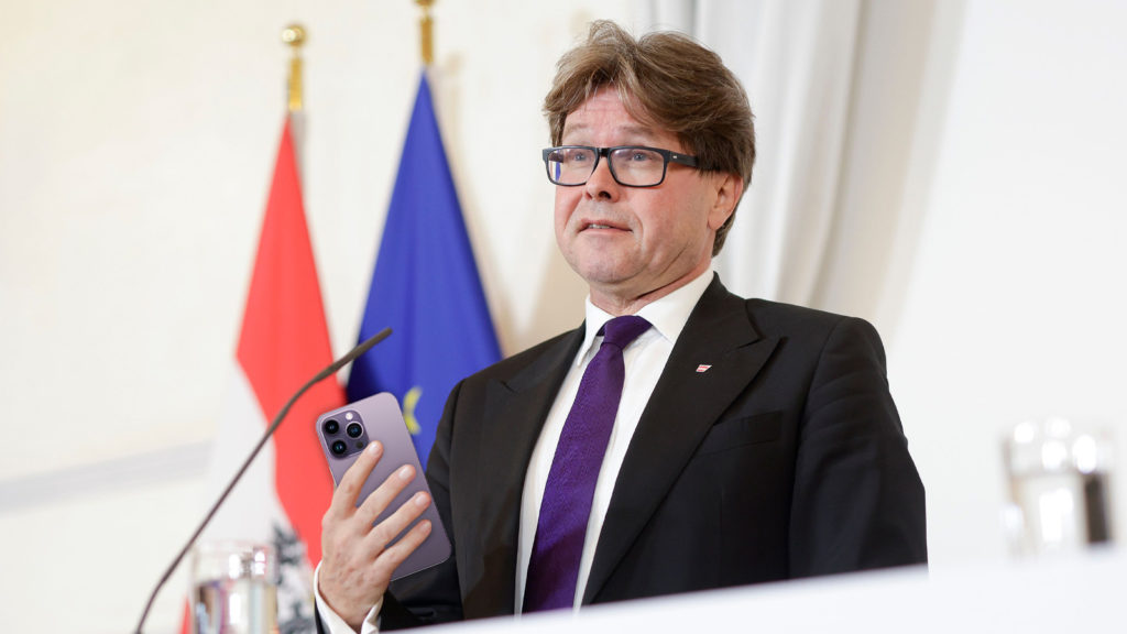 Polaschek mit einem Handy in Händen