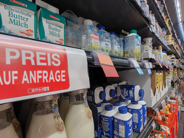 Ein "Preis auf Anfrage"-Schild hängt an einem Spar Regal