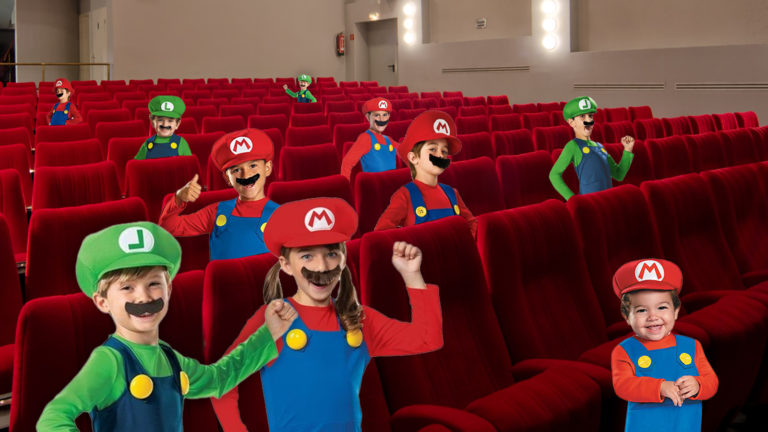 Kinder in Super Mario Kostümen in einem Kinosaal