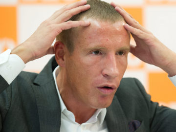 Petzner schlägt entsetzt die Hände über dem Kopf zusammen