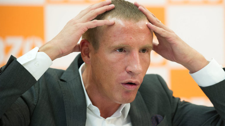 Petzner schlägt entsetzt die Hände über dem Kopf zusammen