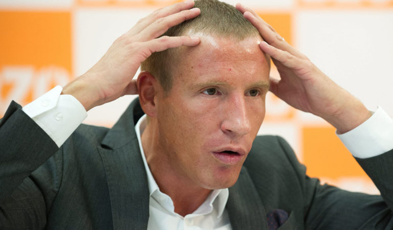 Petzner schlägt entsetzt die Hände über dem Kopf zusammen