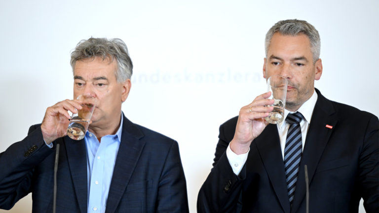 Kogler und Nehammer nehmen jeweils einen Schluck von einem Glas