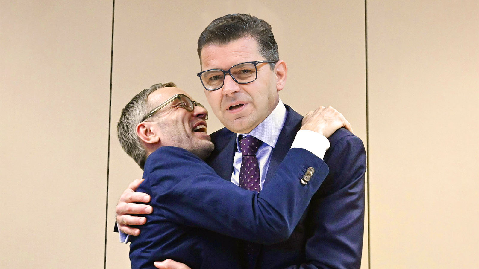 Tausendster-Einzelfall-Guggenbichler-bekommt-Geschenkkorb-von-FP-
