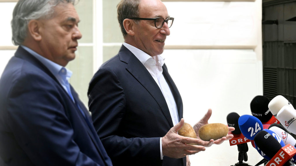 Minister Rauch hält zwei Kartoffeln