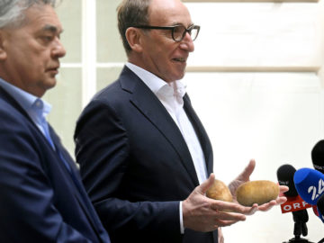Minister Rauch hält zwei Kartoffeln
