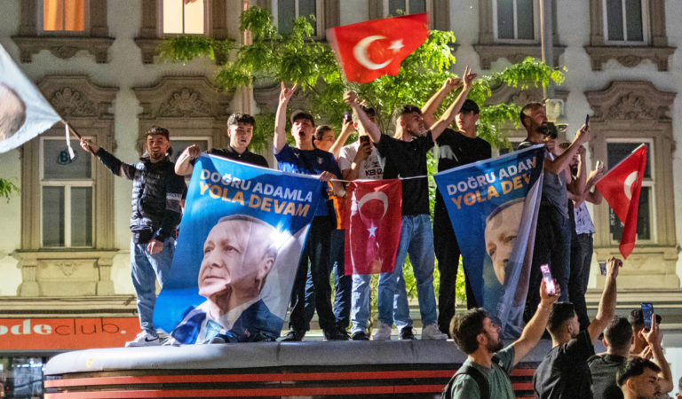 Erdogan Anhänger feiern am Reumannplatz