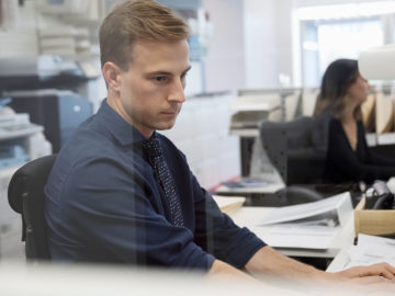 Mann sitzt in deprimierendem Büro