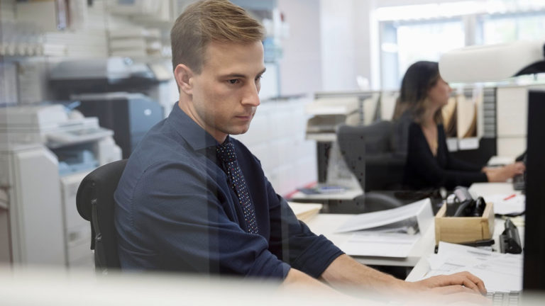 Mann sitzt in deprimierendem Büro